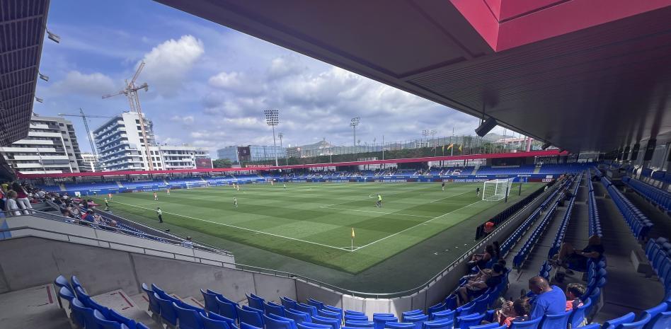 世体：西甲派代表考察巴萨临时球场，确保与瓦伦比赛顺利进行